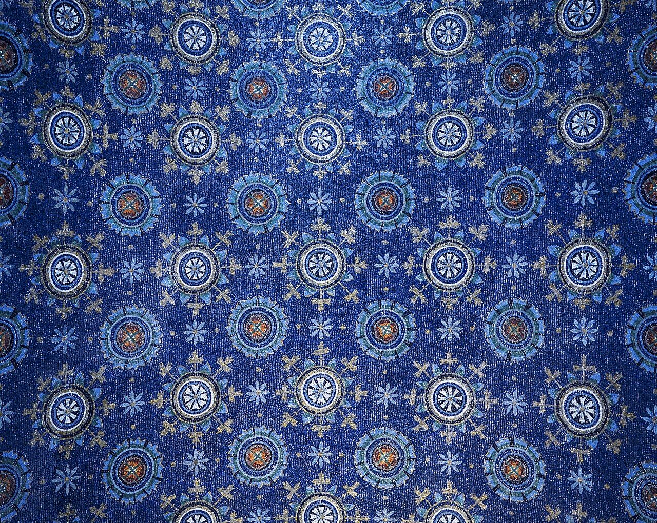Mosaic vault of deep blue set with concentric rings of gold rosettes and eight-pointed stars, converging on a golden cross at the centre